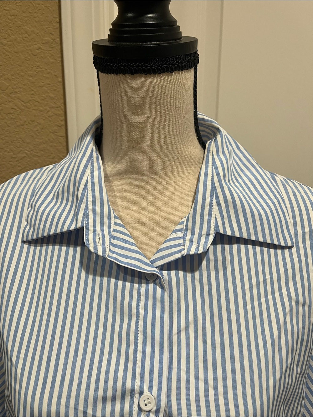 FASHION NOVA BLUE AND WHITE CROPPED BUTTON UP TOP - Picture 4 of 9